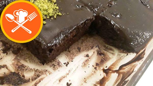 Υγρό κέικ με συνοχή Brownie με εκπληκτική σάλτσα (Πρέπει να δοκιμάσετε με ειδικές συμβουλές)